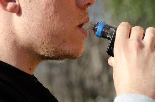 od ilu lat jest e papieros w Polsce Najnowsze przepisy 2025 i co muszą wiedzieć rodzice