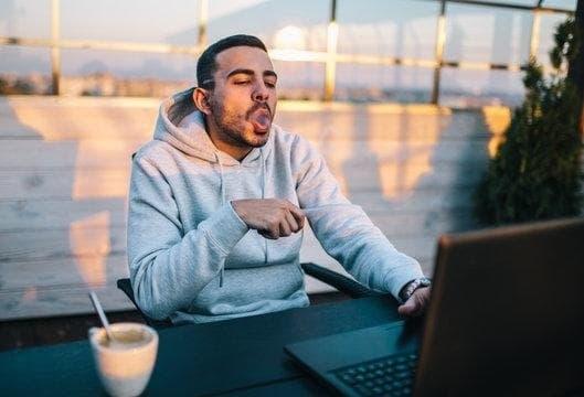 Praktyczny przewodnik e papieros box — jak wybrać najlepszy model i akcesoria