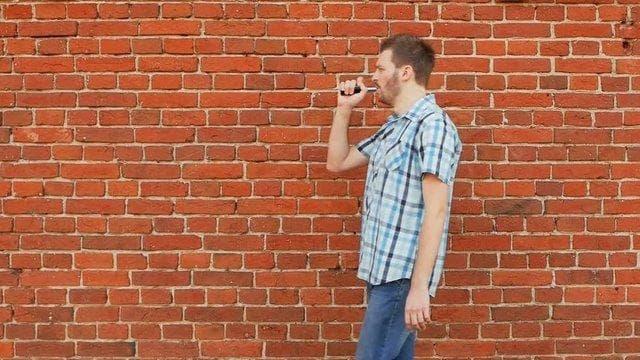 Kuszące desery puff puff z kruszonką i orzeźwiający napój mohito truskawkowe na letnie spotkania